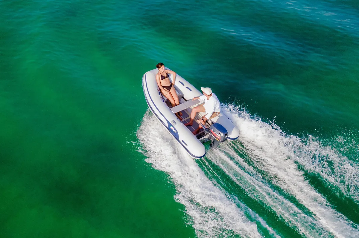 AB Inflatables Lammina 9.5 AL: Rubber dinghy cruising with water splashing up