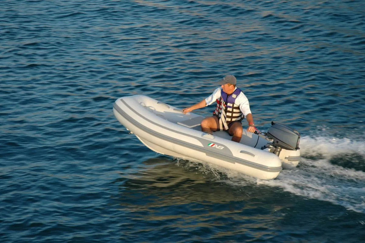 AB Inflatables Lammina 9 AL: Rubber dinghy cruising at sea