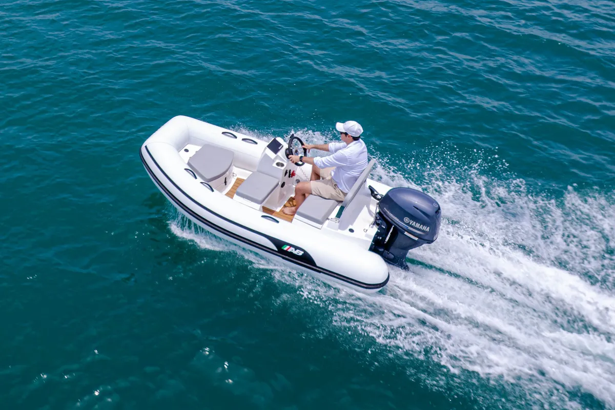 AB Inflatables Mares 10 VSX: Eine Fahrt mit dem Schlauchboot auf dem Meer