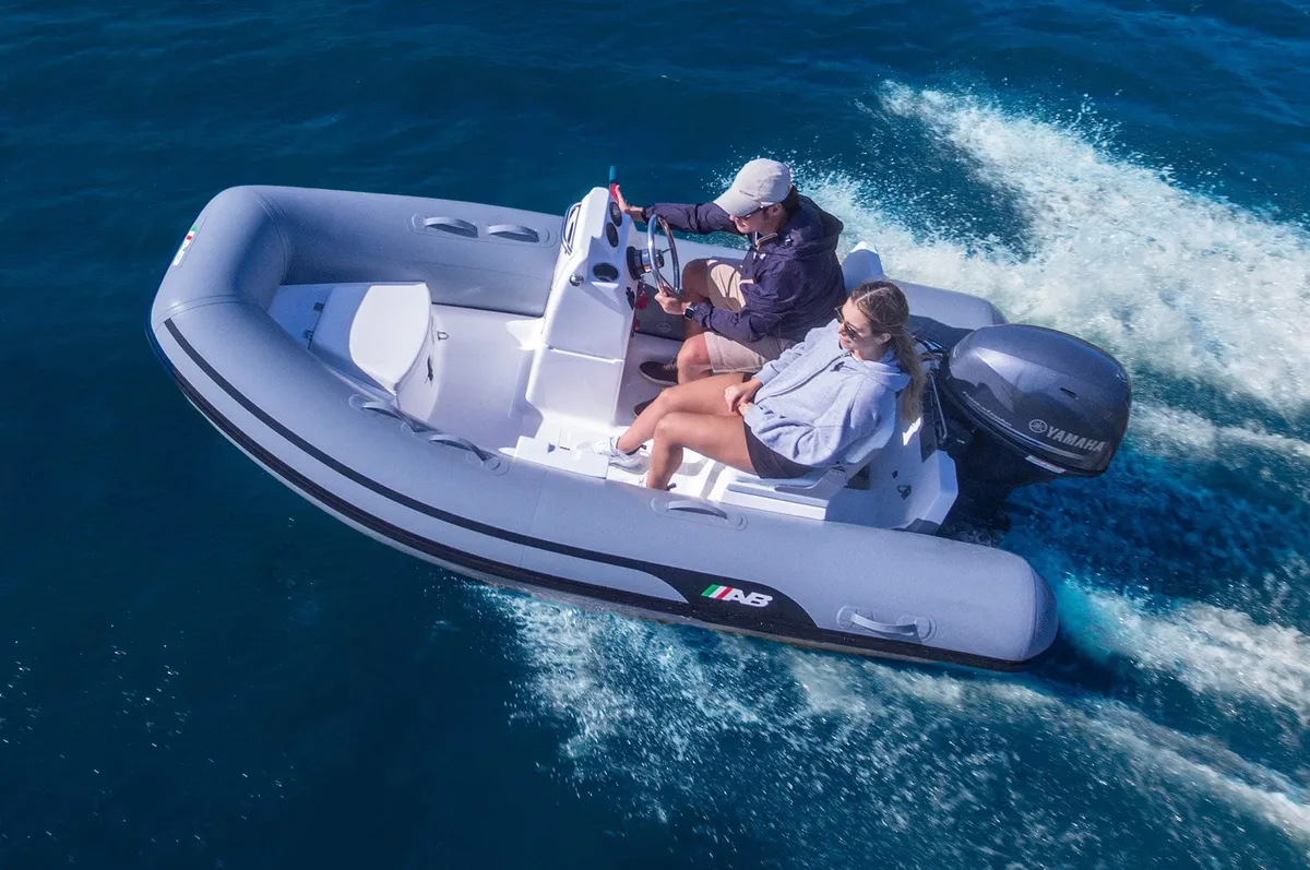 AB Inflatables Mares 11 VSX: Eine Fahrt mit dem Schlauchboot auf dem Meer