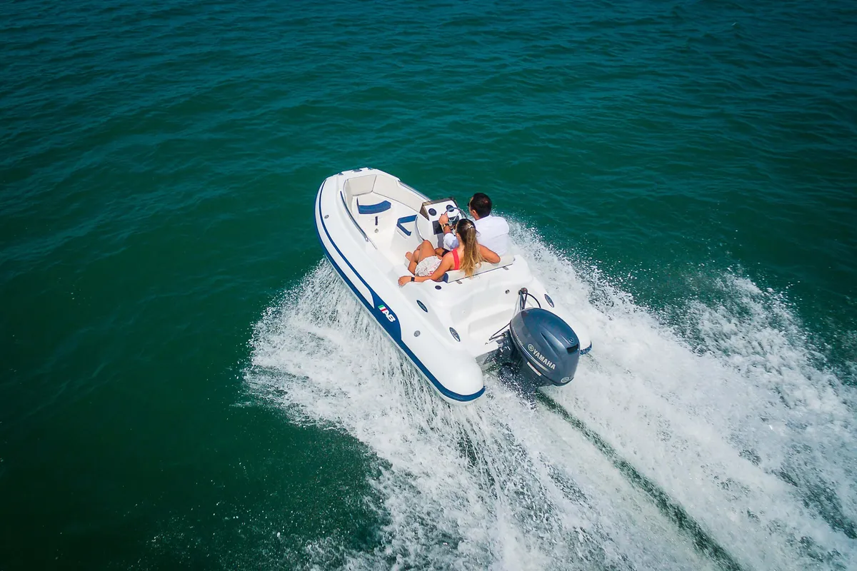 AB Inflatables Nautilus 12 DLX: Bootsfahrt auf dem Meer