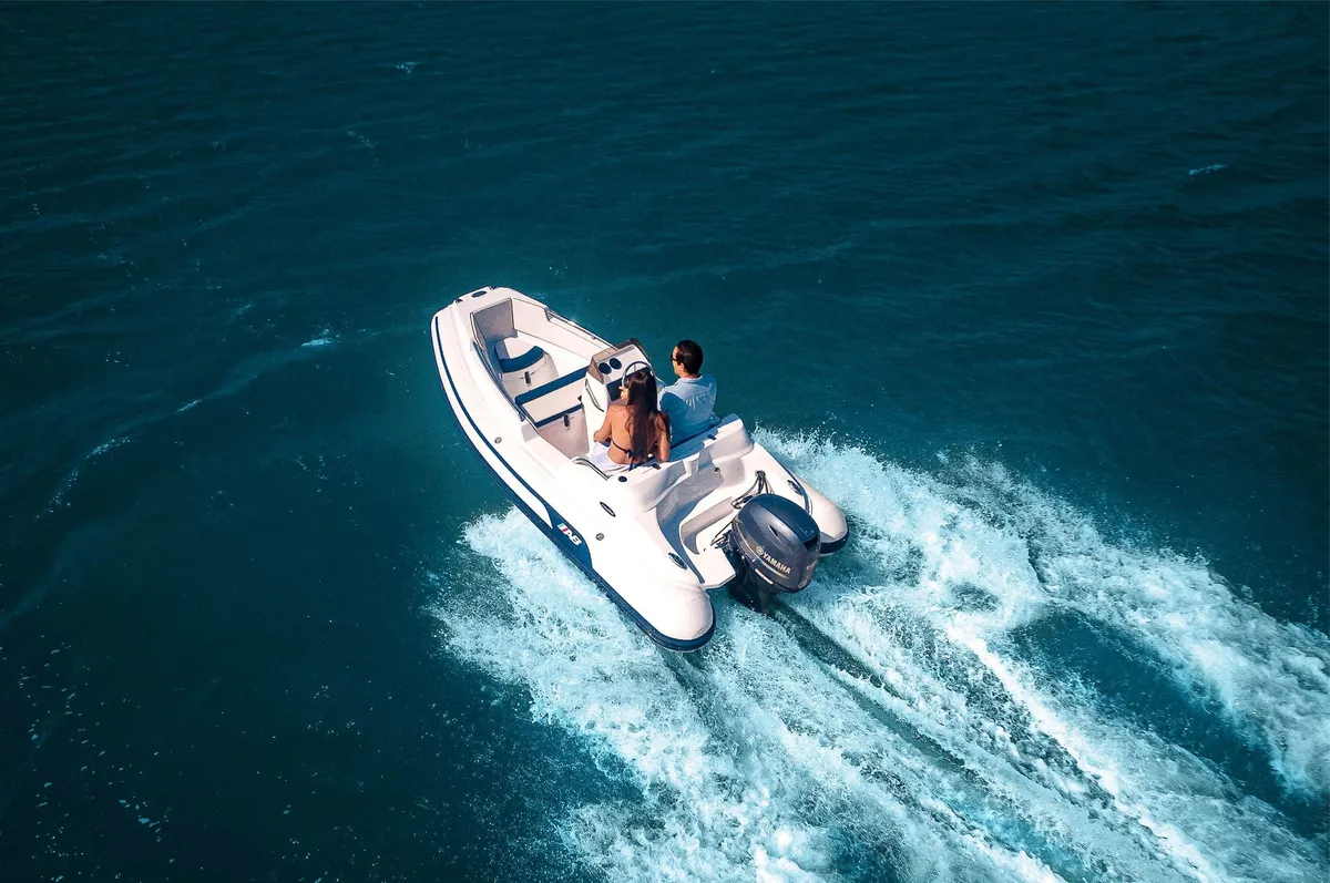 AB Inflatables Nautilus 13 DLX: Eine Fahrt mit dem Schlauchboot auf dem Meer