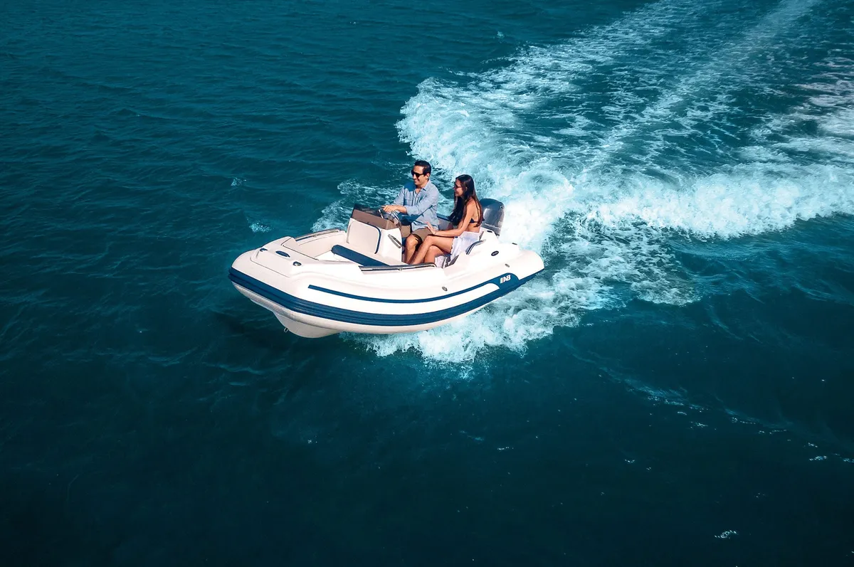 AB Inflatables Nautilus 13 DLX: Rubber dinghy cruising at sea with a crew