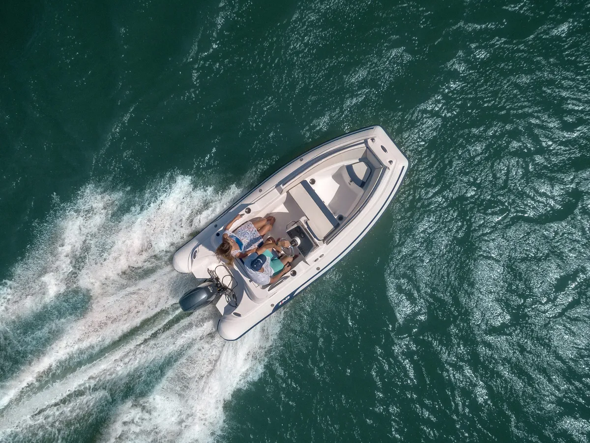AB Inflatables Nautilus 14 DLX: Ein Boot, das auf dem Meer fährt, aus der Vogelperspektive betrachtet
