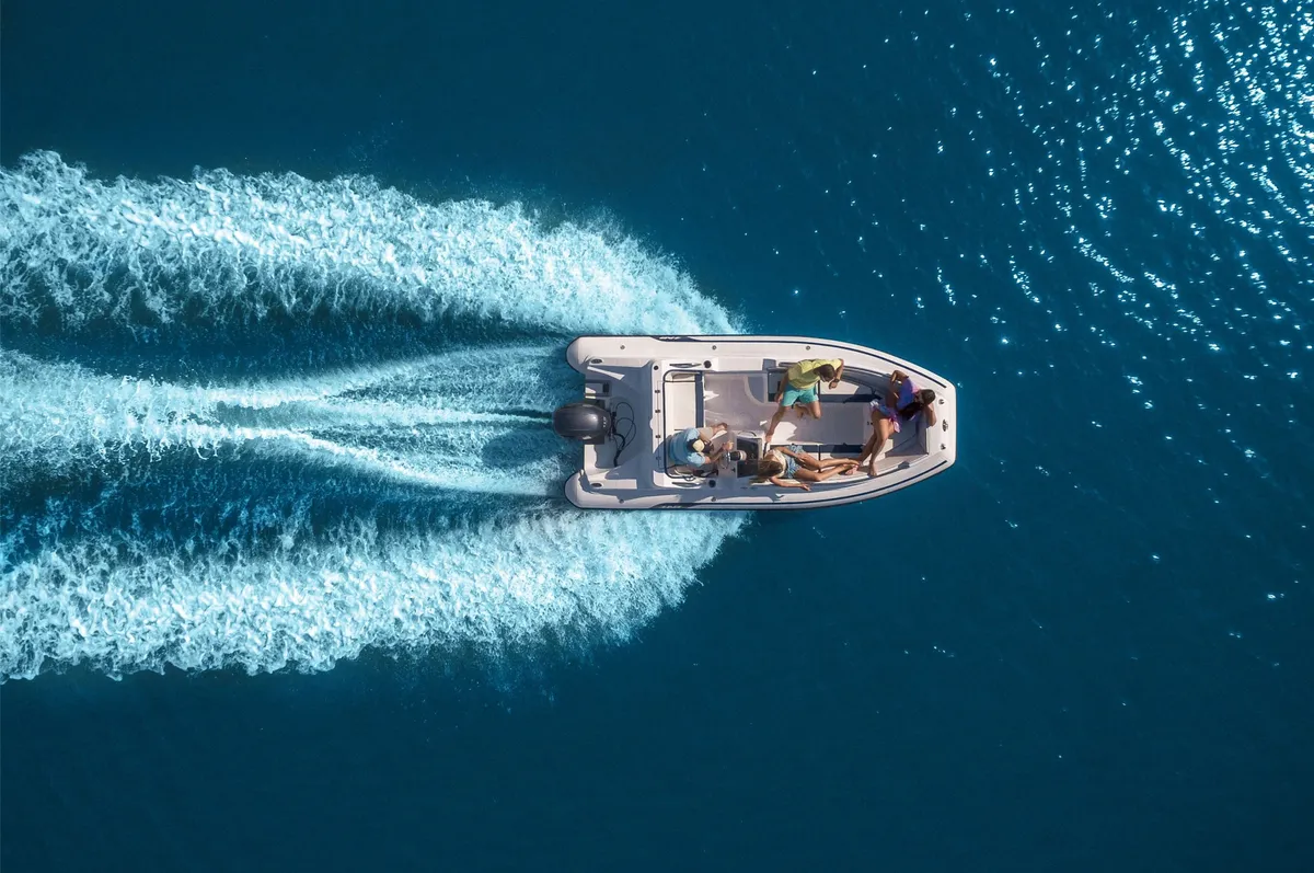 AB Inflatables Nautilus 17 DLX: Ein Schiff, das mit Passagieren auf See unterwegs ist