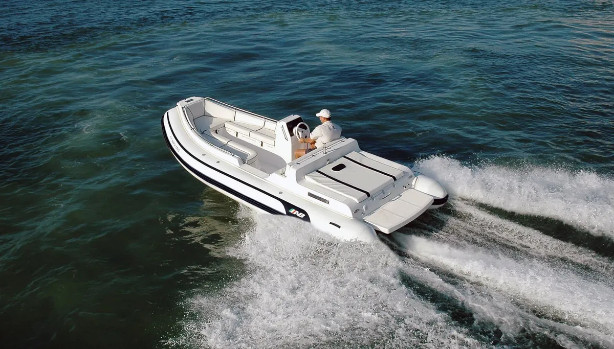AB Inflatables Nautilus 19 DLX I-O: Speedboat cruising at sea