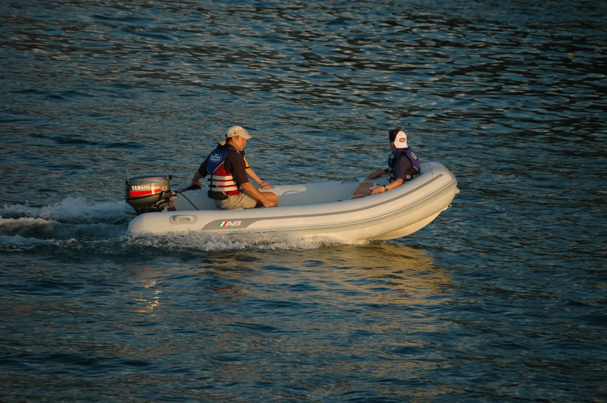 AB Inflatables Navigo 12 VS: Rubber dinghy with two men