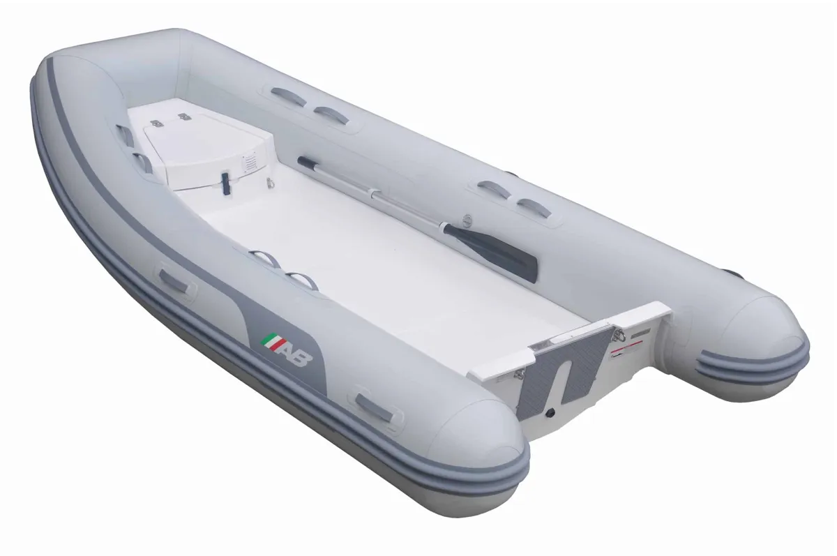 AB Inflatables Navigo 13 VS: Schlauchboot mit weißer Steuerkonsole