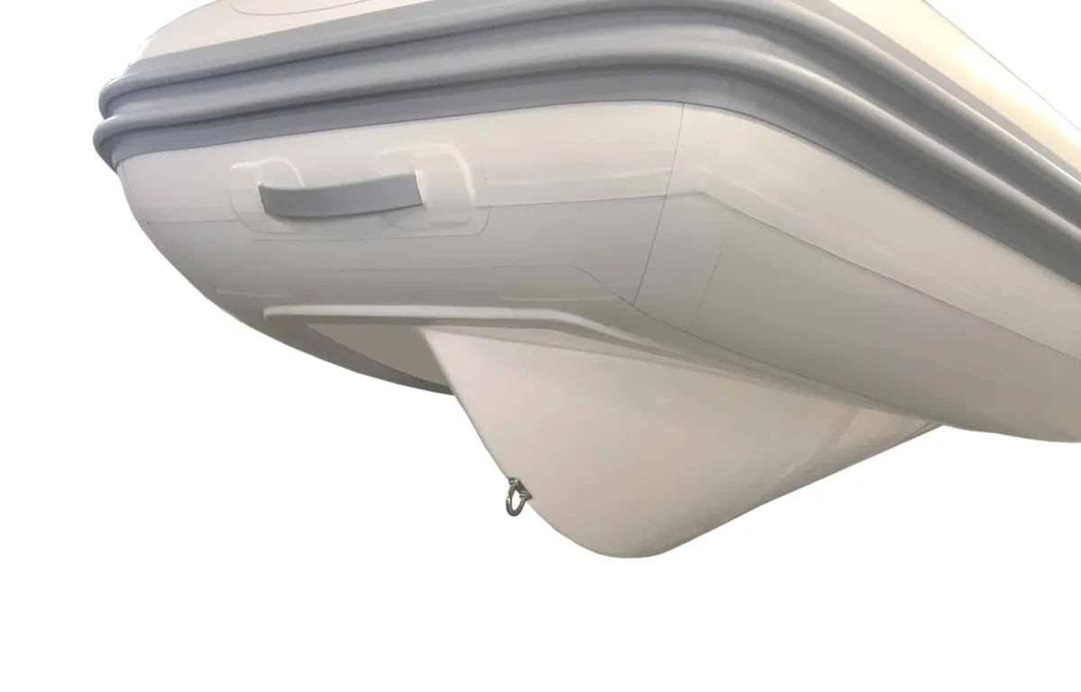 AB Inflatables Oceanus 13 VST: Nahaufnahme des Bugbereichs eines Schlauchboots