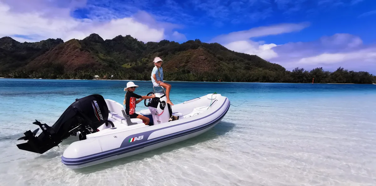 AB Inflatables Oceanus 15 VST: Schlauchboot mit Kindern am Strand