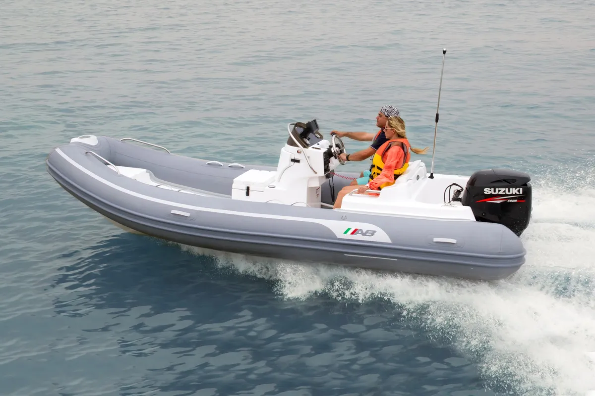 AB Inflatables Oceanus 17 VST: Rubber dinghy cruising at sea