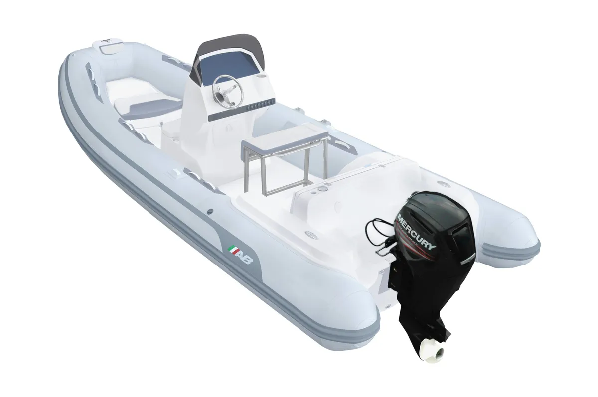 AB Inflatables Oceanus 19 VST: Gummiboot mit Außenbordmotor auf weißem Hintergrund