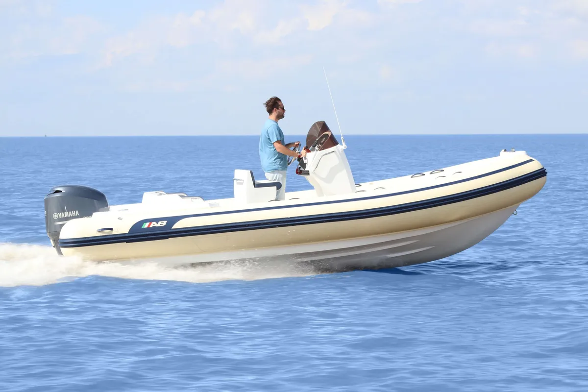 AB Inflatables Oceanus 21 VST: Rubber dinghy cruising at sea