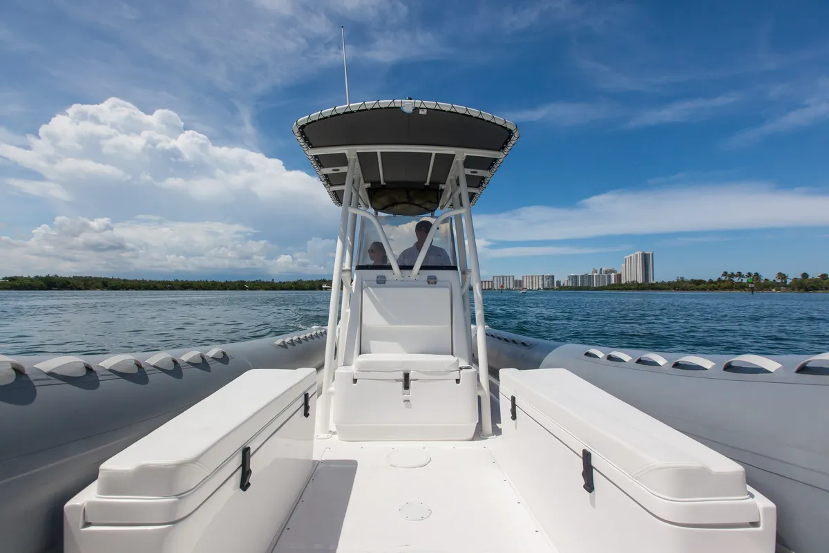 AB Inflatables Oceanus 28 VST: Vorderdeck eines Bootes mit einer Konsole