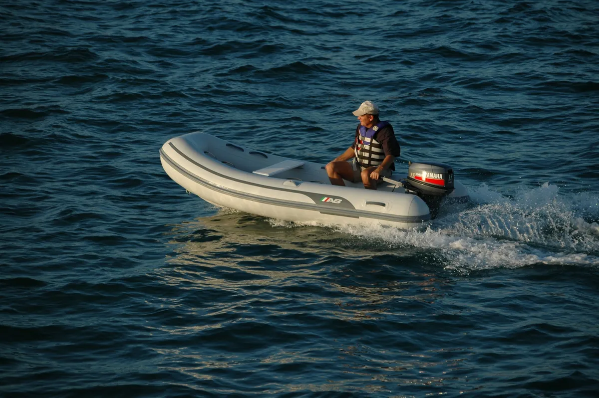 AB Inflatables Ventus 10 VL: Ein Schlauchboot, in dem ein Mann dahinfährt