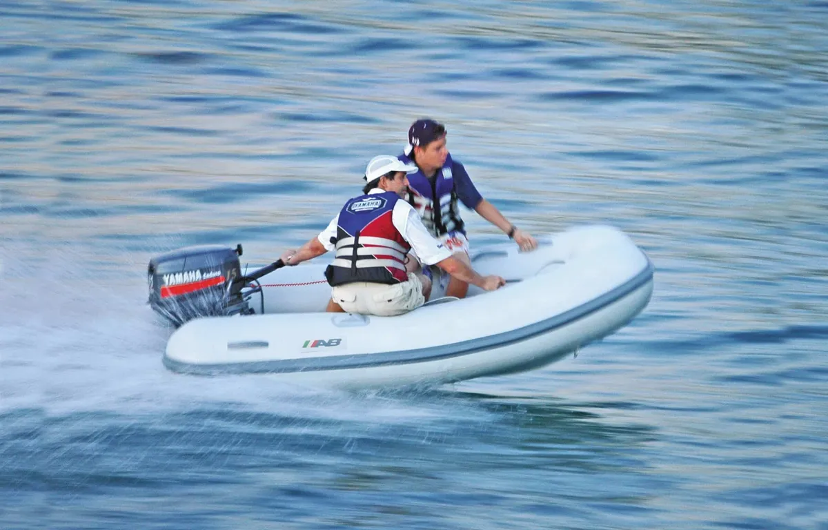 AB Inflatables Ventus 8 VL: Ein Schlauchboot gleitet über das Wasser
