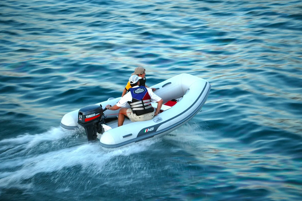 AB Inflatables Ventus 9 VL: Eine Fahrt mit dem Schlauchboot auf dem Meer