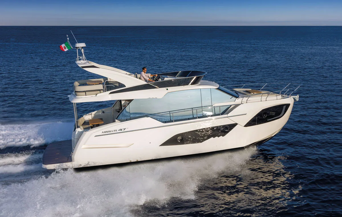 Absolute Yachts 47 FLY: Bootsfahrt auf dem Meer