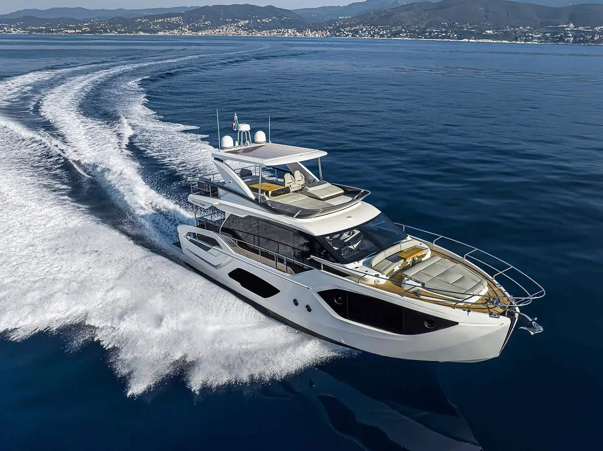 Absolute Yachts 52 FLY: Un voilier habitable naviguant au milieu des vagues