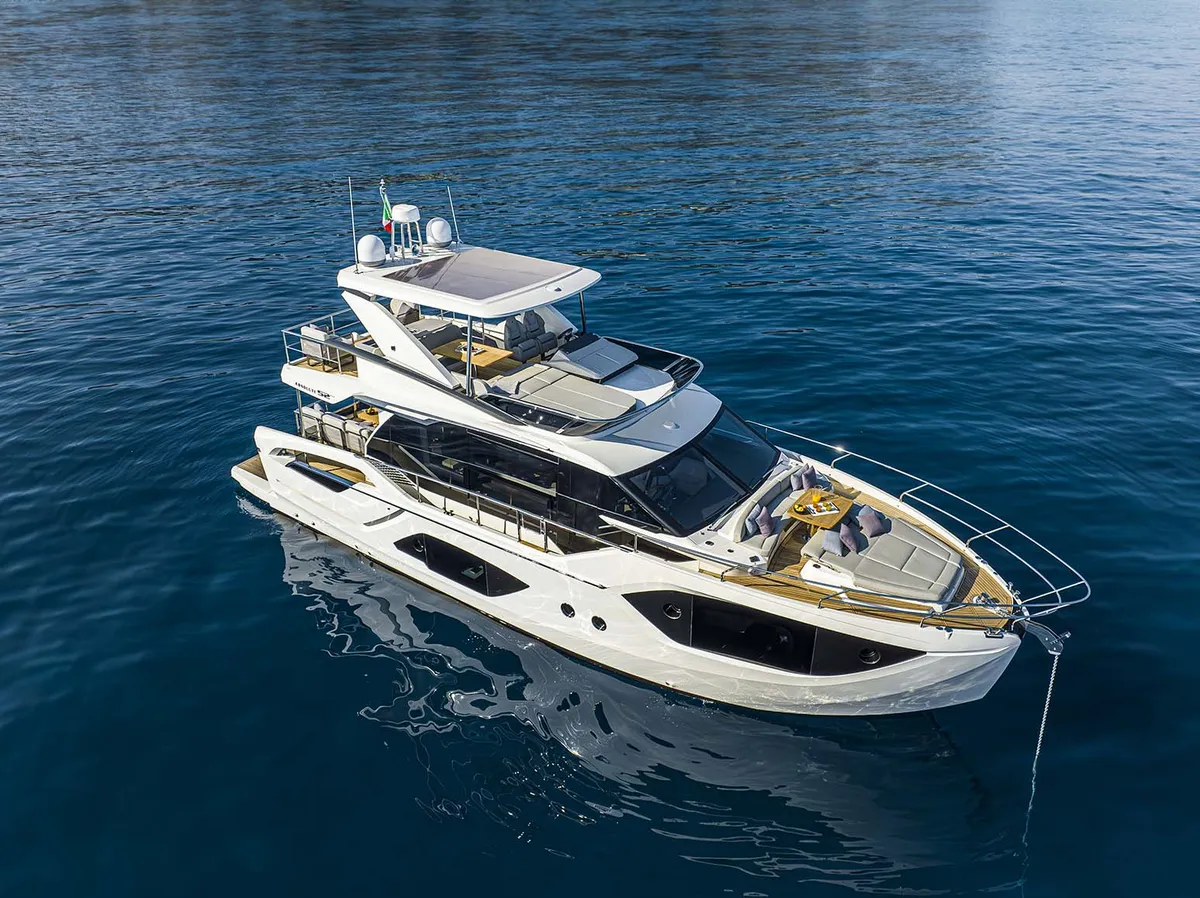 Absolute Yachts 52 FLY: Eine Yacht, die auf dem Meer treibt