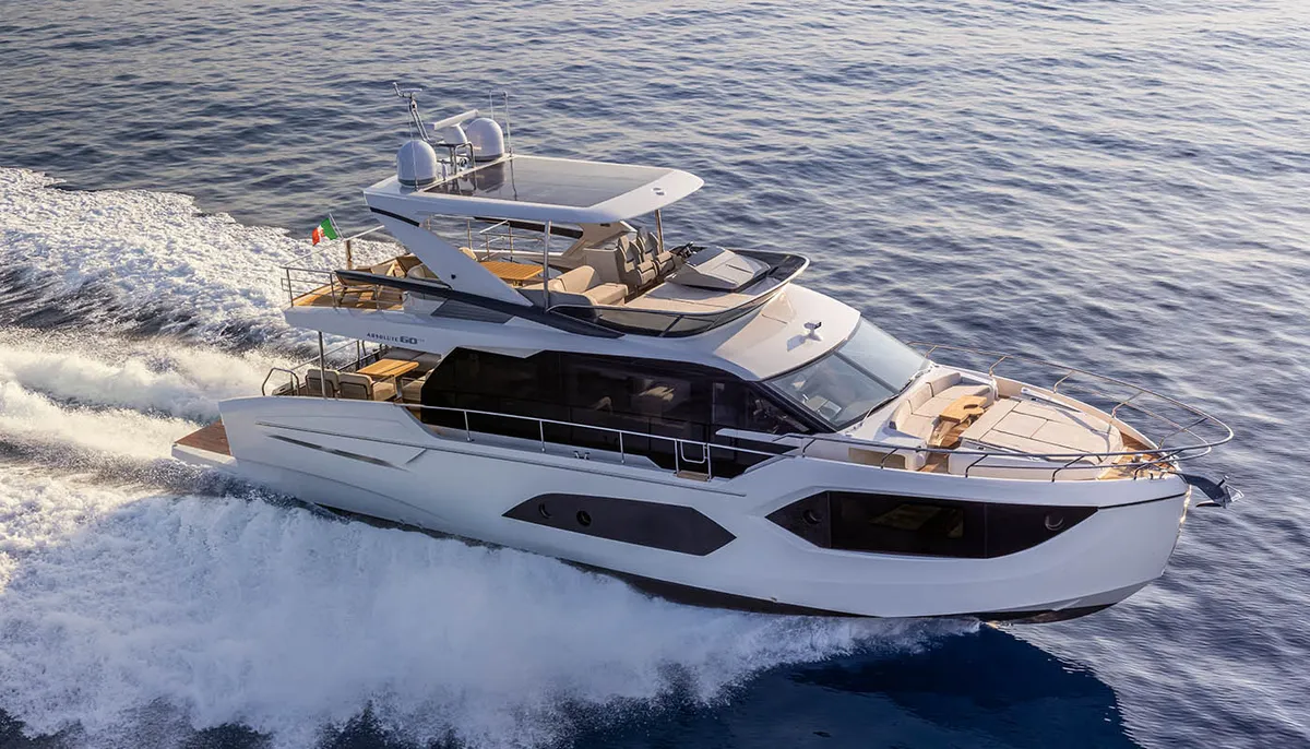 Absolute Yachts 60 FLY: Yacht cruising at sea