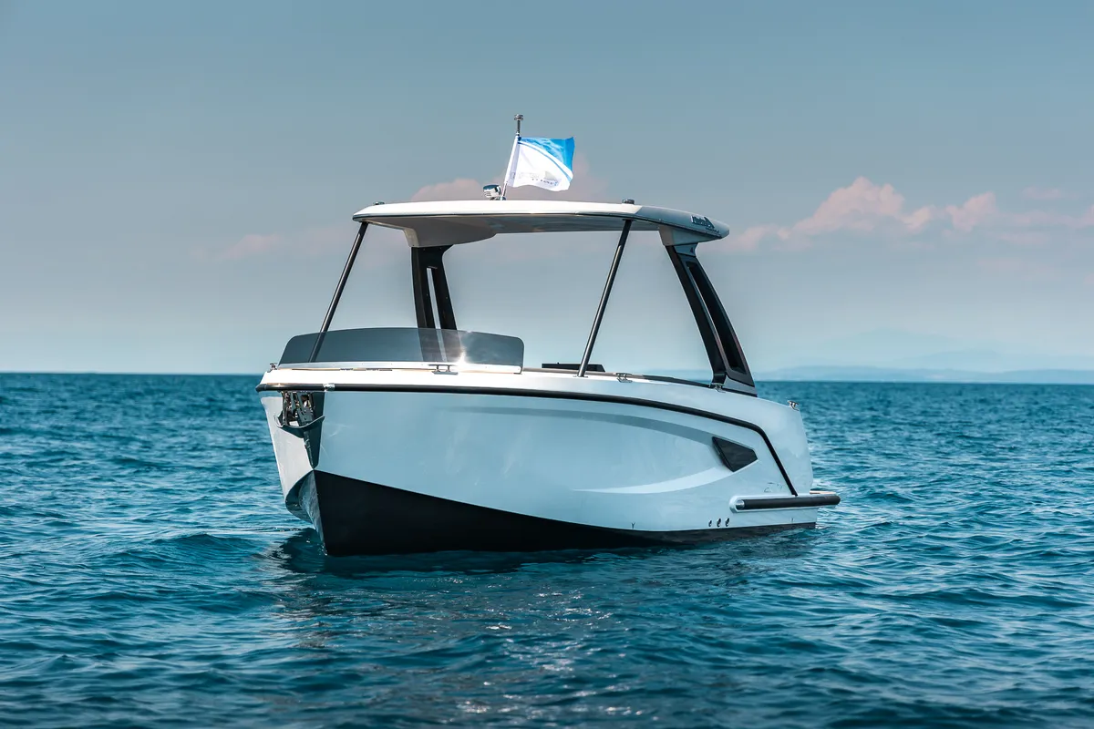 Alfastreet Marine 21 Open Electric: Boat floating at sea