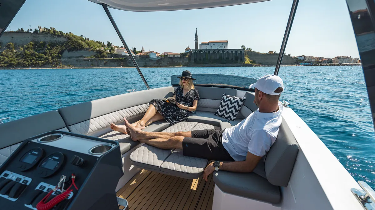 Alfastreet Marine 21 Open Outboard: Un couple se détendant sur un bateau