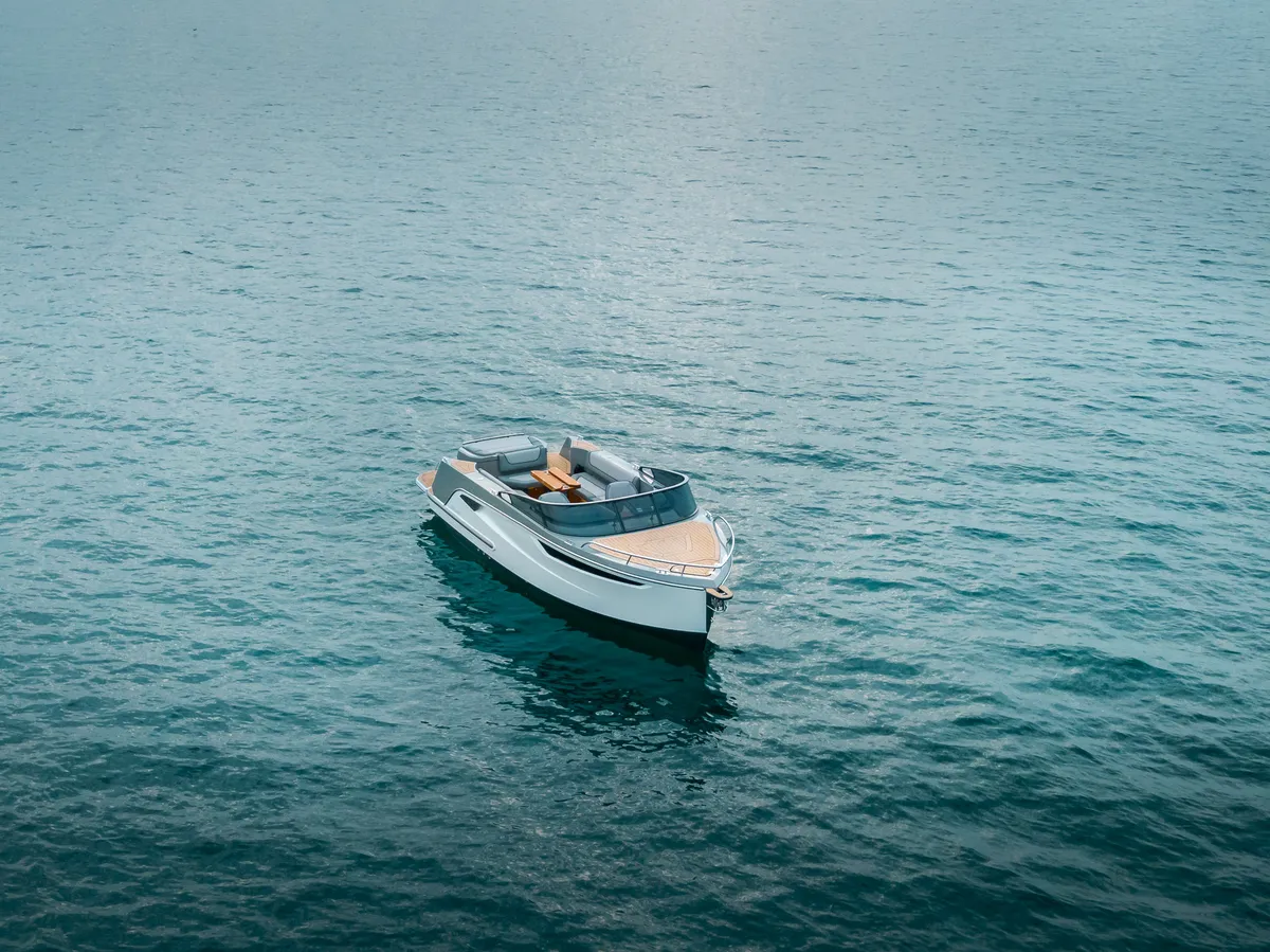Alfastreet Marine 23 Cabin Evo Inboard: Ein Boot, das auf dem Meer treibt