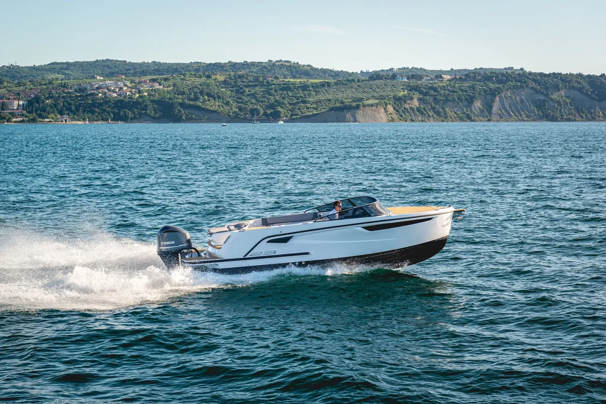 Alfastreet Marine 25 Cabin Evo Outboard: Boat cruising at sea
