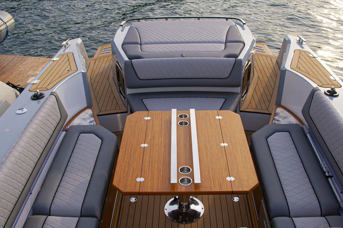 Alfastreet Marine 28 Cabin Electric: Benches with a wooden table on the aft deck