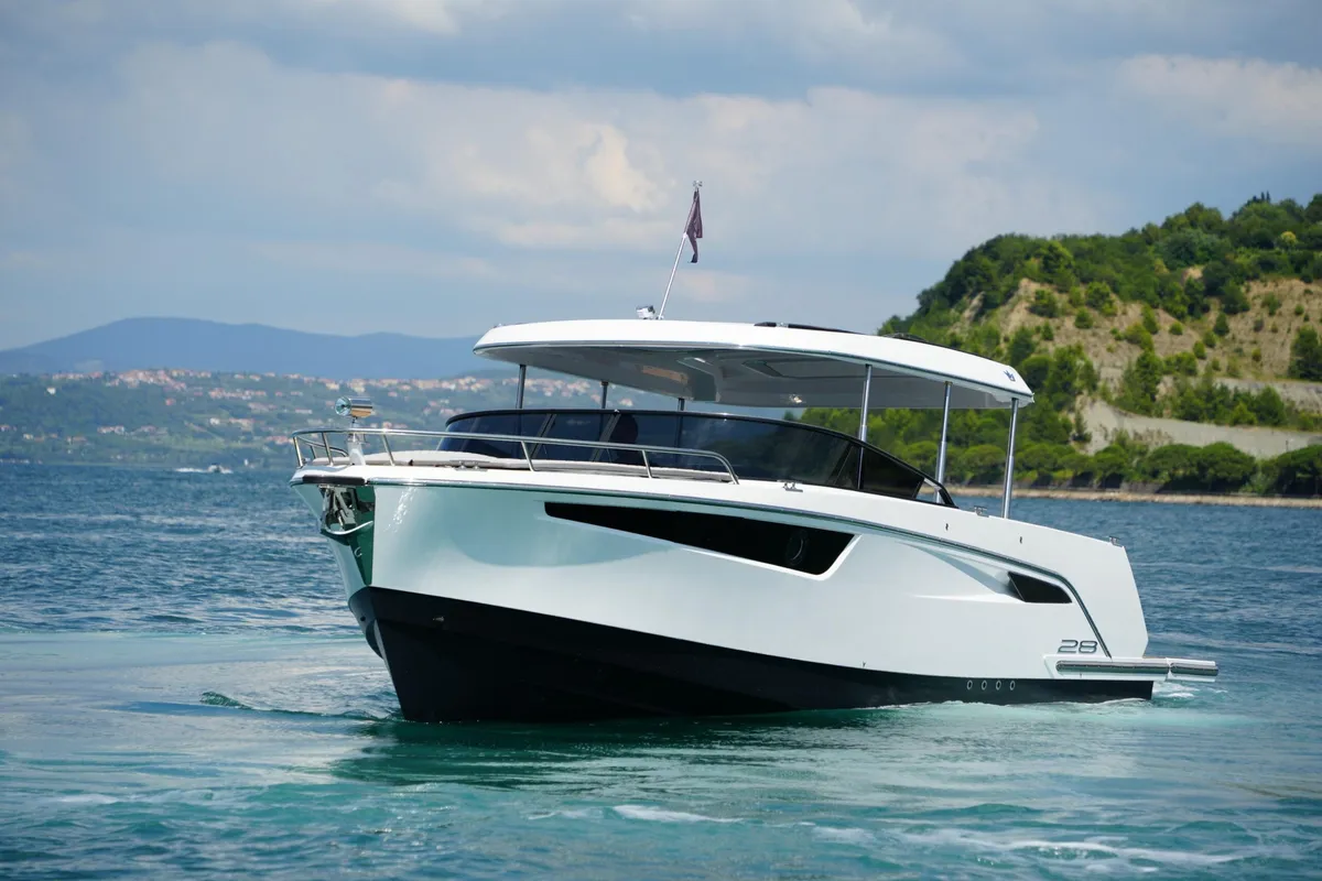 Alfastreet Marine 28 Cabin Inboard: Ein weißes Motorboot, das auf dem Meer fährt