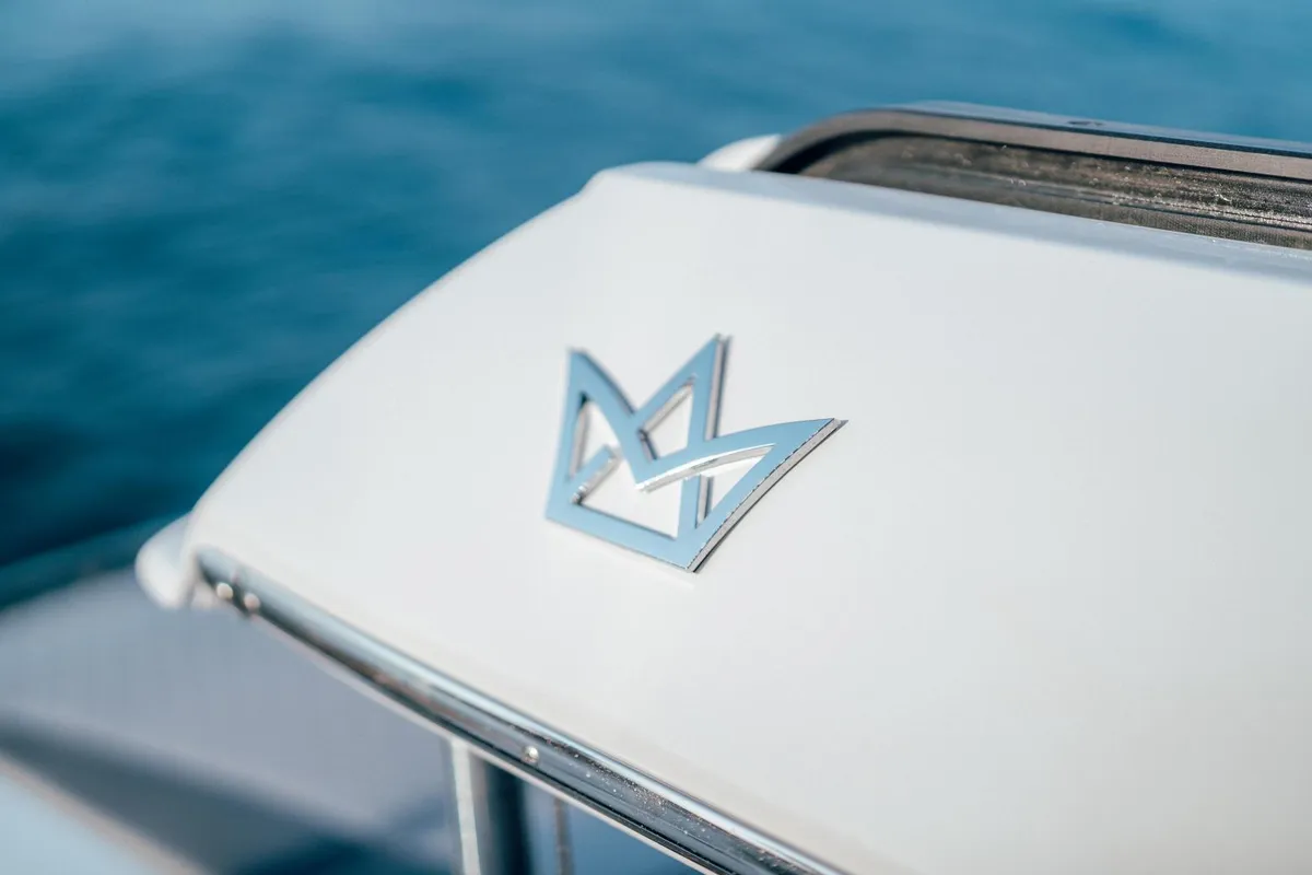 Alfastreet Marine 28 Cabin Inboard: Logo sur le toit d'un bateau