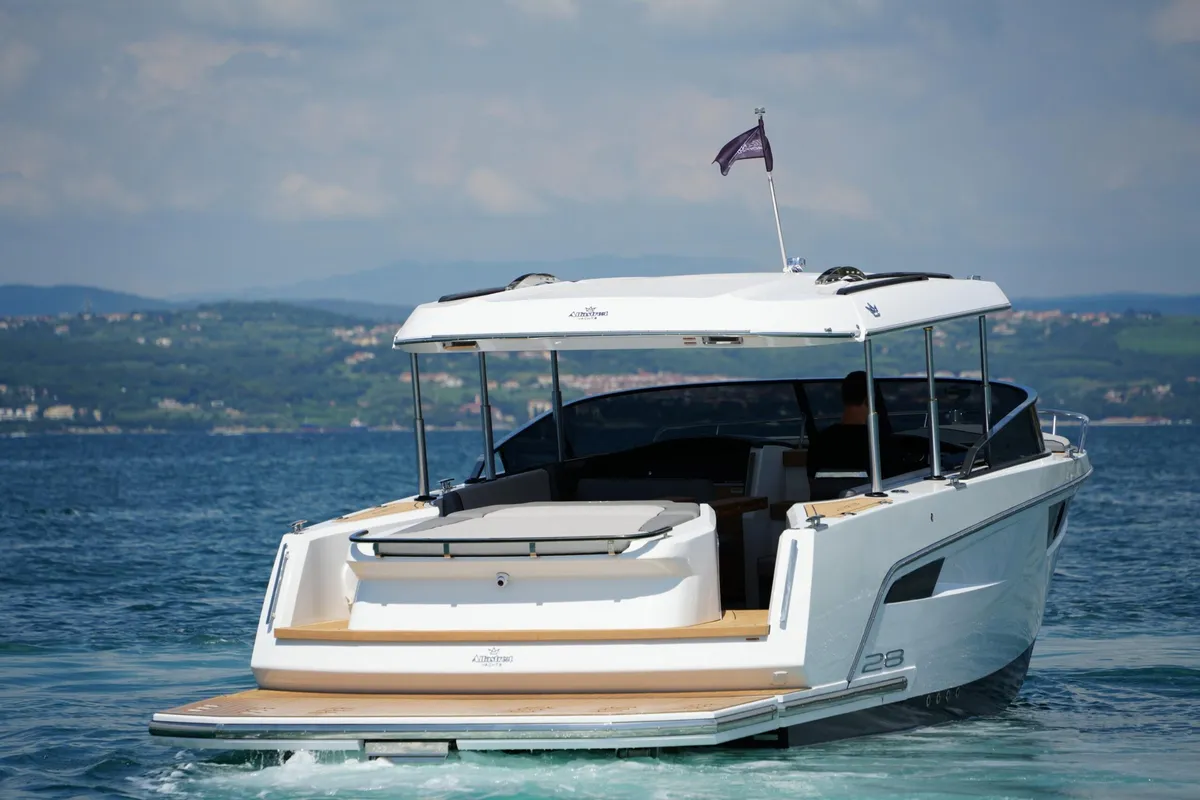 Alfastreet Marine 28 Open Electric: Boat cruising at sea
