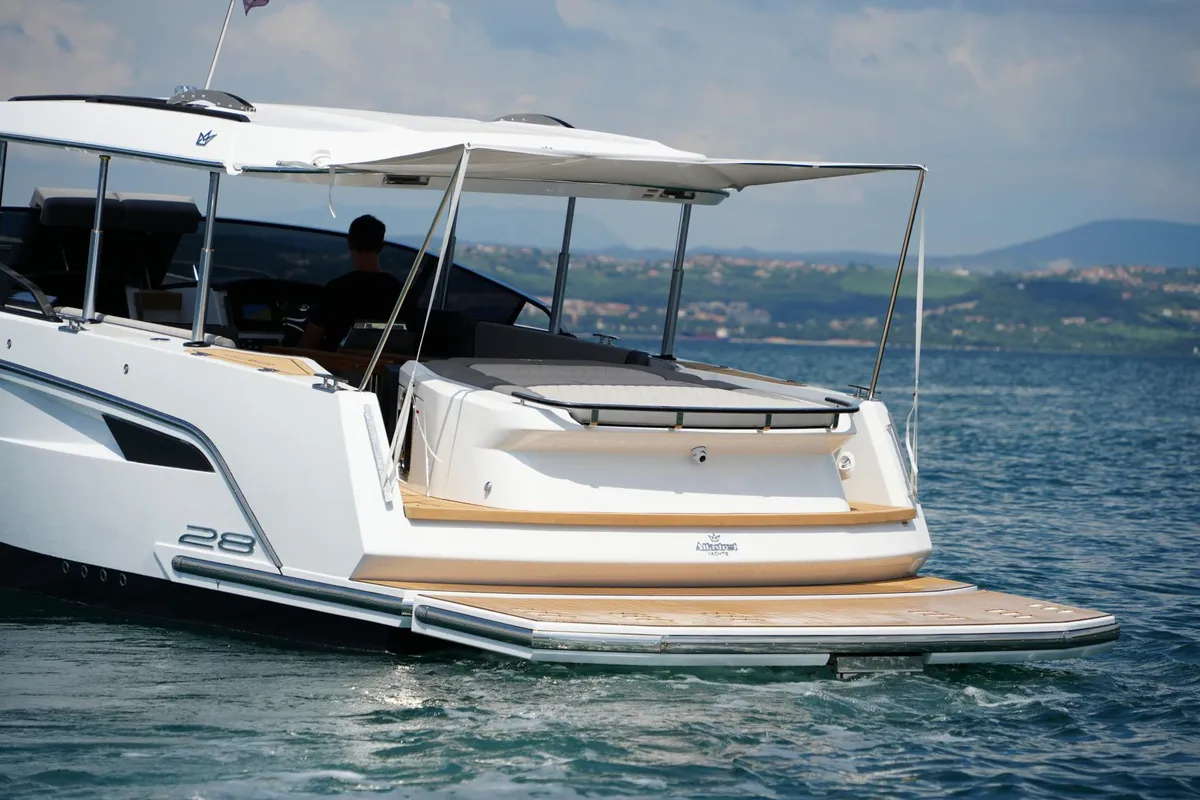 Alfastreet Marine 28 Open Inboard: Arrière du bateau avec plateforme de bain