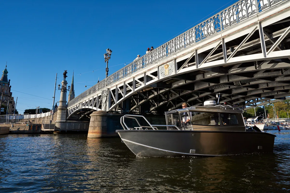 Alukin Cabin 650: Boat cruising under a bridge