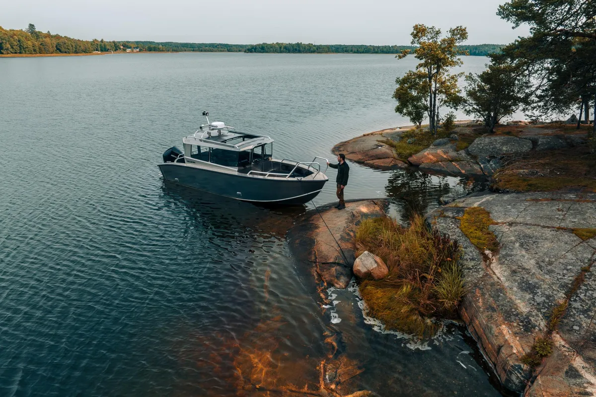 Alukin Cabin 770: Boat moored by the rocks