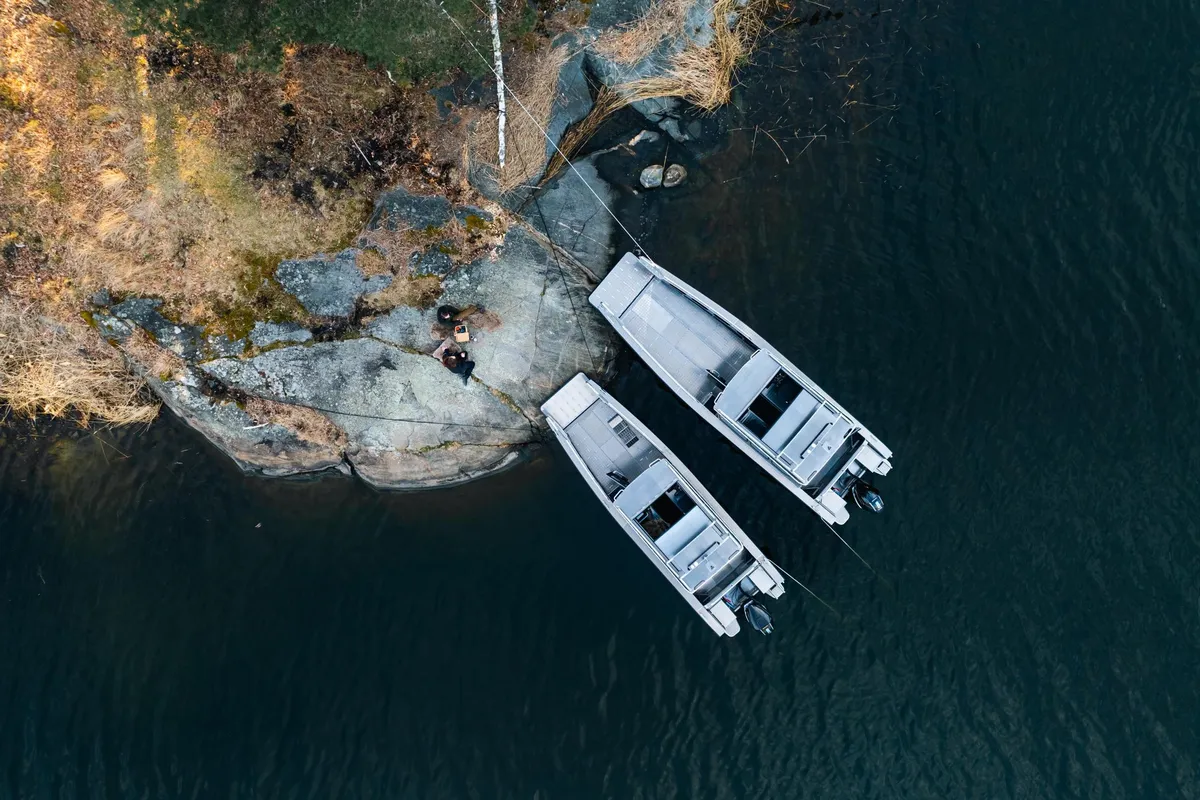 Alukin CW 850: Zwei Boote, die an Felsen festgemacht sind
