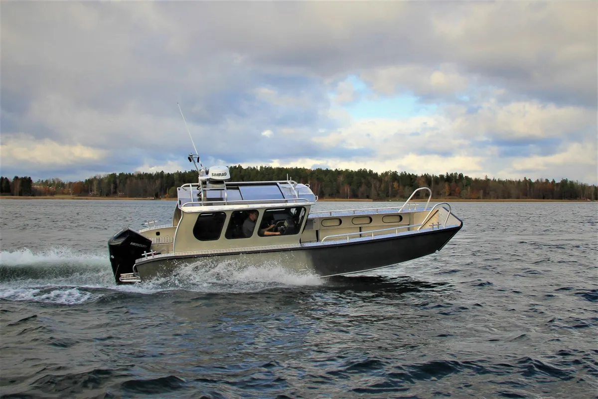 Alukin CWA 750: Aluminium boat cruising on the water