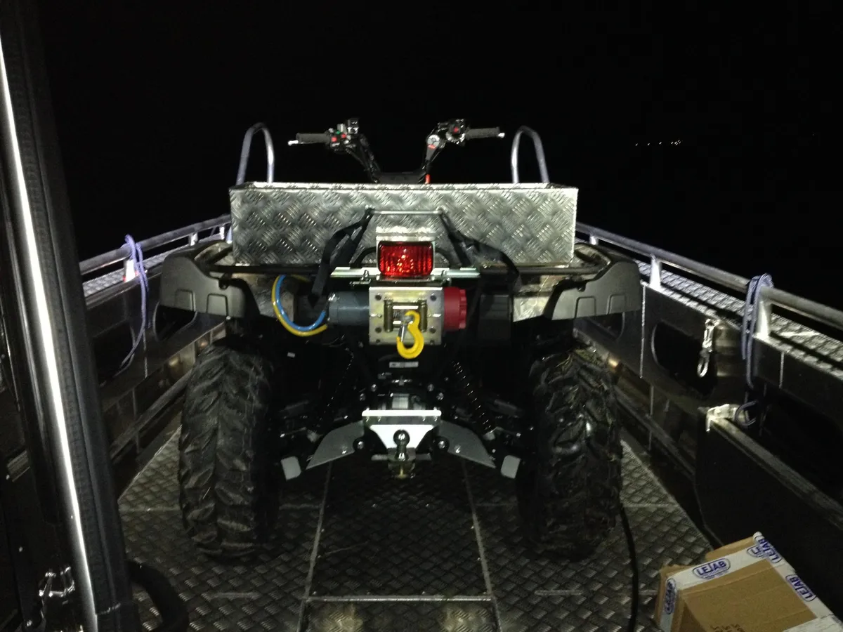Alukin CWA 850: Quad auf einen Anhänger verladen