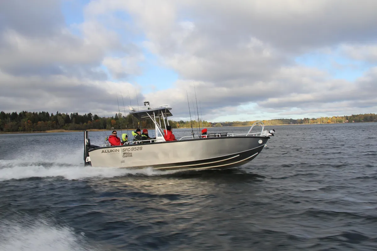 Alukin Pro Fishing 750: Ein Fischerboot, das auf dem Wasser fährt