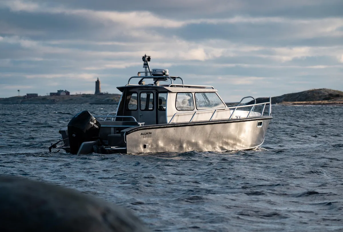 Alukin SCR 850: Eine Fahrt mit einem Aluminiumboot auf dem Meer