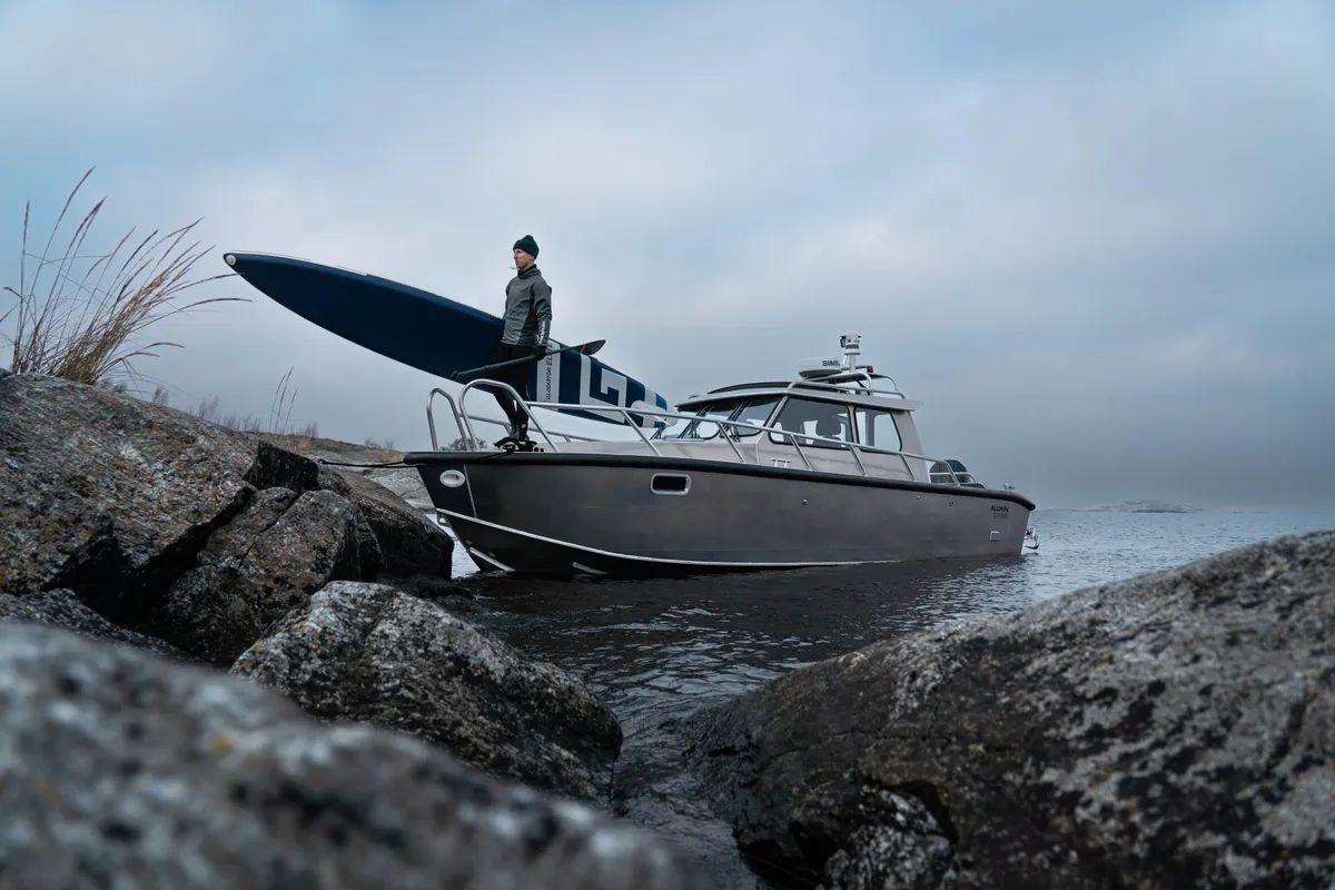 Alukin SCR 850: Man on a paddleboard next to a boat