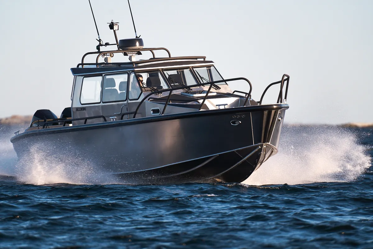 Alukin WA 950: Boat cruising with high spray