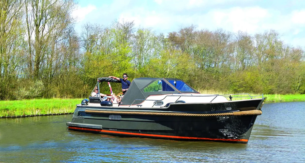 Antaris Connery 29: Boat cruising on a river