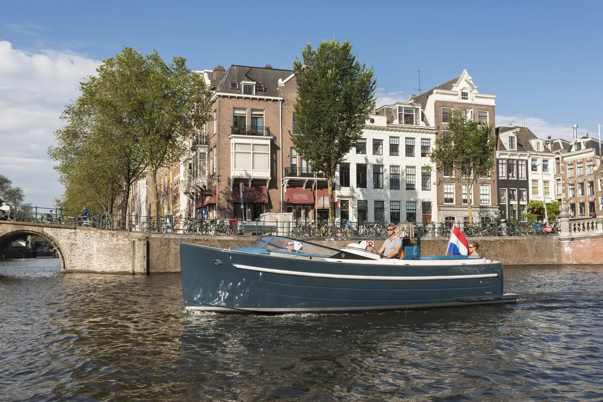Antaris Seventy7 Sport: Boat cruising through an Amsterdam canal