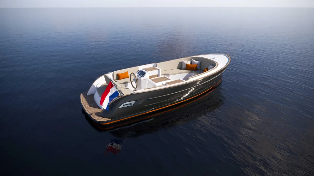 Antaris Sixty7: Ein Boot, das auf dem Meer treibt