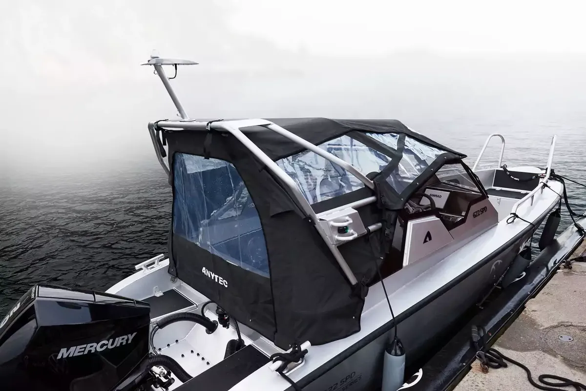Anytec 622 SPD: Bateau à capote, amarré