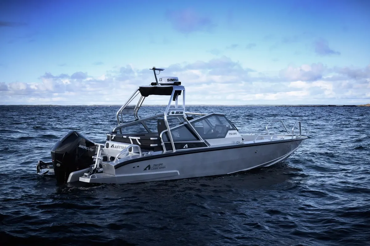Anytec 750 SPD: Boat on the open sea