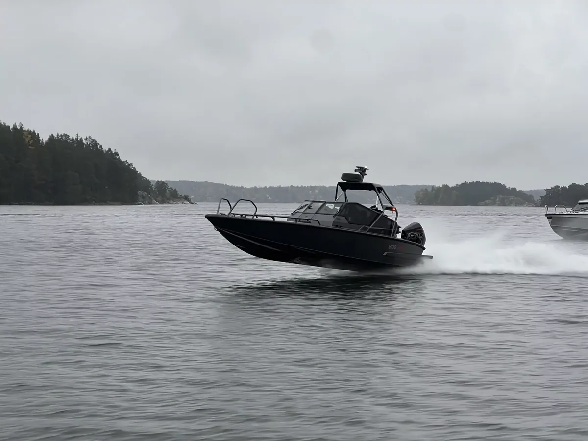 Anytec 800R: Speedboat cruising across the water