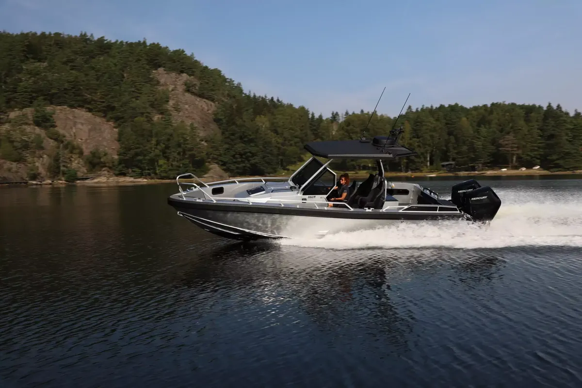 Anytec 860-T: Boat cruising on a lake